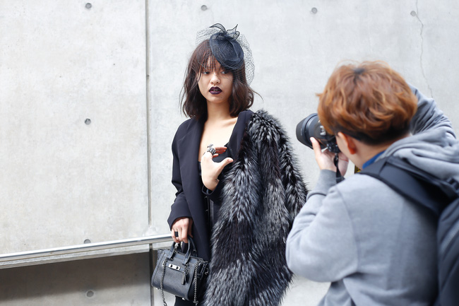 Lan Khuê & Mai Ngô biến thành 2 góa phụ đen trên tại Seoul Fashion Week - Ảnh 12.