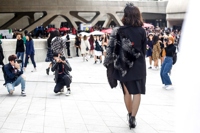 Lan Khuê & Mai Ngô biến thành 2 góa phụ đen trên tại Seoul Fashion Week - Ảnh 15.