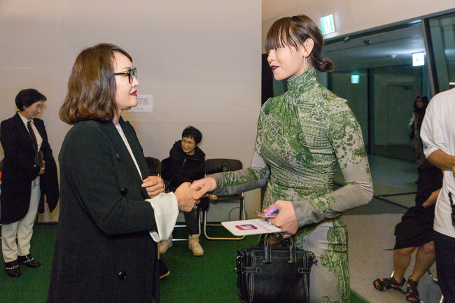 HOT: Mai Ngô & Lan Khuê nổi bần bật trên ghế khách mời tại Seoul Fashion Week - Ảnh 3.