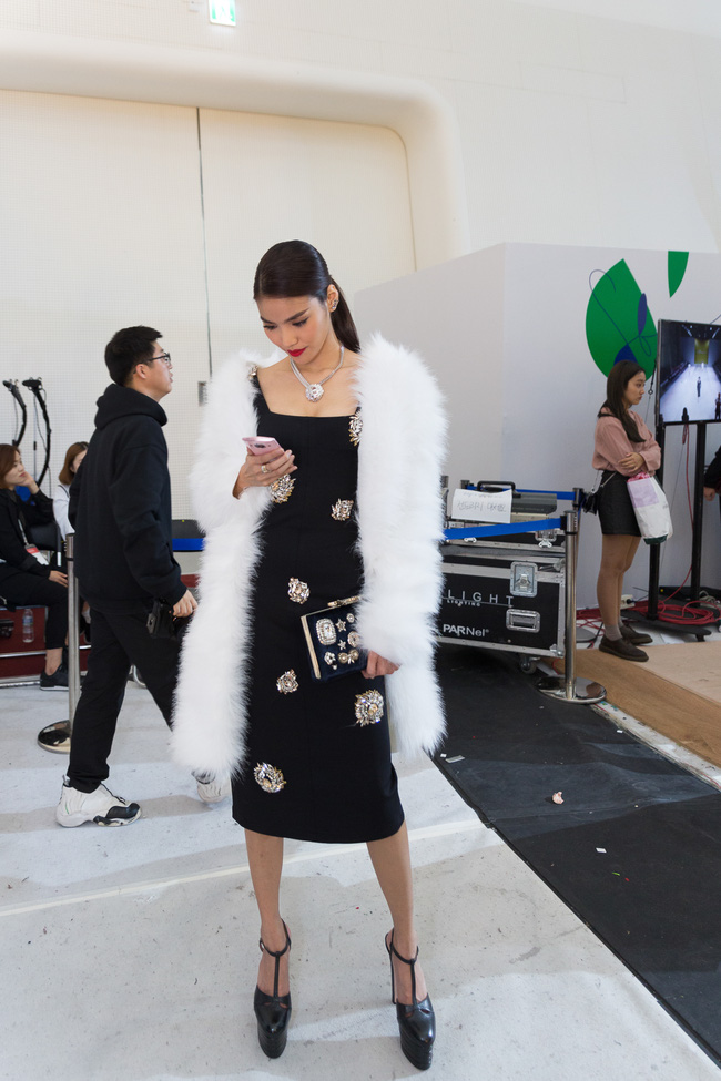 HOT: Mai Ngô & Lan Khuê nổi bần bật trên ghế khách mời tại Seoul Fashion Week - Ảnh 8.