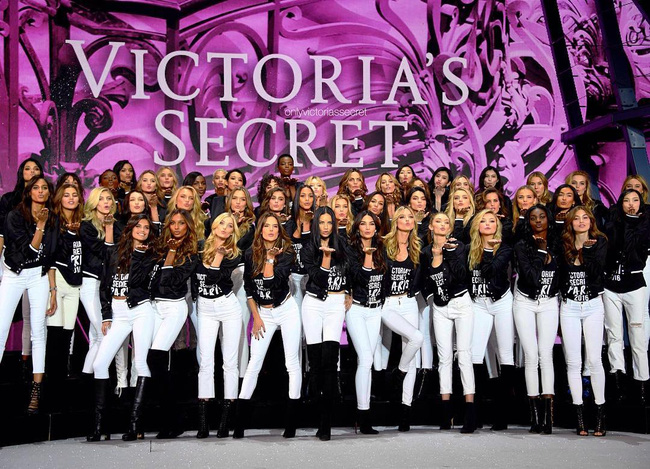 Dàn mẫu Victorias Secret đổ bộ sân khấu để tổng duyệt show, bật mí concept makeup và làm tóc - Ảnh 3.