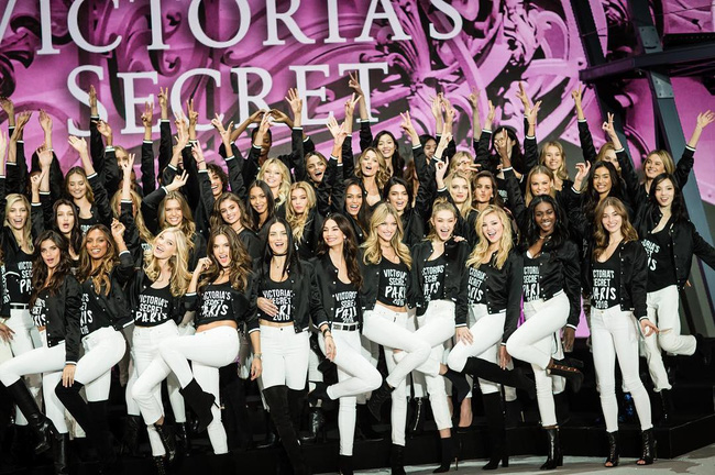 Dàn mẫu Victorias Secret đổ bộ sân khấu để tổng duyệt show, bật mí concept makeup và làm tóc - Ảnh 4.