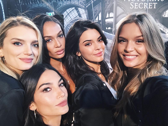 Dàn mẫu Victorias Secret đổ bộ sân khấu để tổng duyệt show, bật mí concept makeup và làm tóc - Ảnh 10.