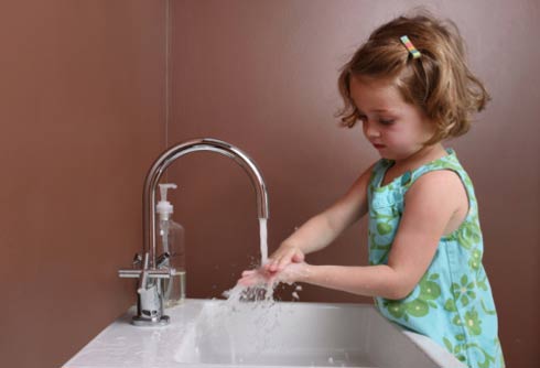 Tuyệt chiêu rèn thói quen rửa tay thường xuyên cho bé