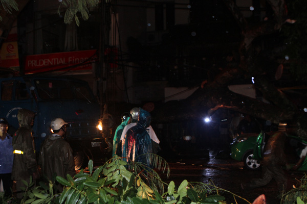 Hà Nội mưa bão lớn, lái xe taxi thiệt mạng