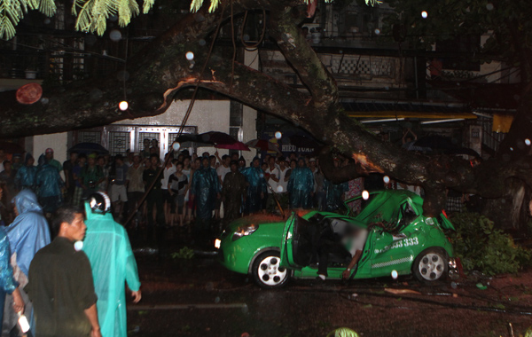 H&agrave; Nội mưa b&atilde;o lớn, l&aacute;i xe taxi thiệt mạng