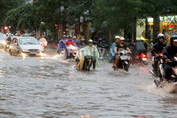 B&atilde;o số 5 về, H&agrave; Nội mưa d&ocirc;ng lớn từ 4h chiều