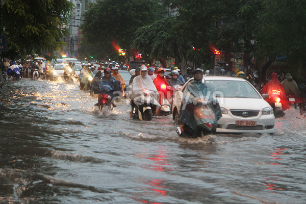 B&atilde;o số 5 về, H&agrave; Nội mưa d&ocirc;ng lớn từ 4h chiều
