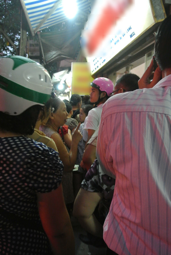 Lạ lùng xếp hàng mua bánh Trung thu kiểu 