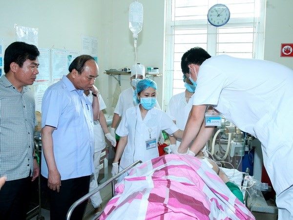 Thủ tướng Nguyễn Xuân Phúc thăm các nạn nhân tại Bệnh viện Đa khoa tỉnh Yên Bái. Ảnh: TTXVN
