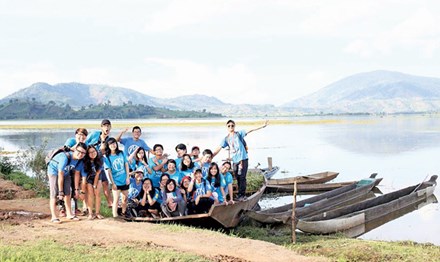 Các du học sinh Việt Nam trong hành trình xuyên Việt IM Venture trải nghiệm, khám phá quê hương. Ảnh: NVCC.