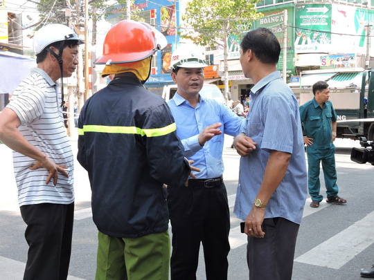 Ông Mai Ngọc Thuận - Bí thư thành ủy Vũng Tàu chỉ đạo lực lượng phong tỏa hiện trường sau khi đưa hai nạn nhân ra khỏi giàn giáo