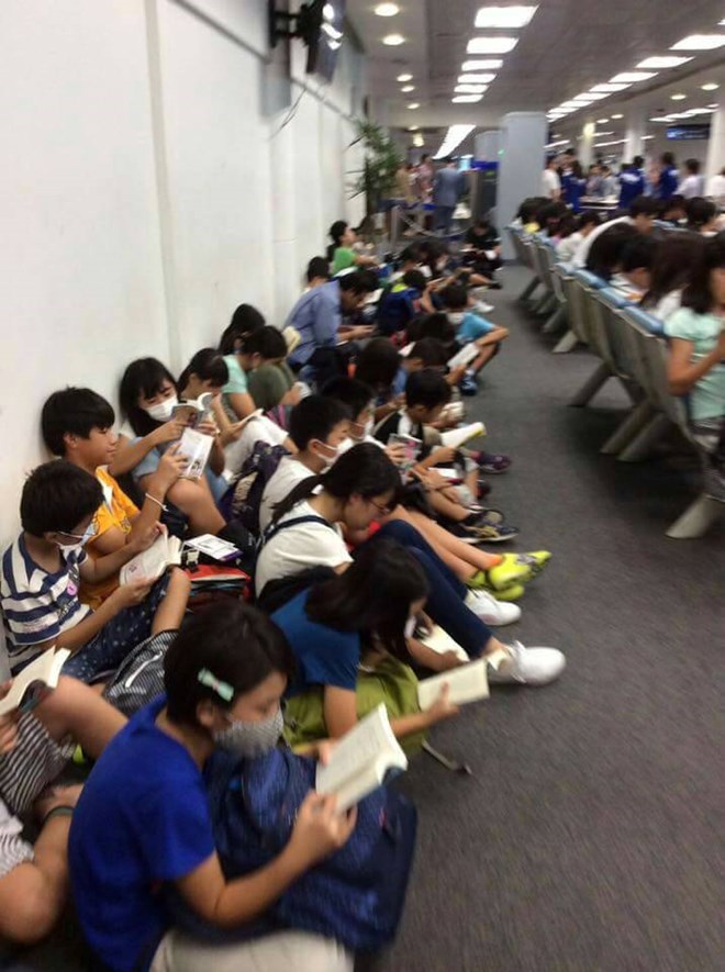 Trầm trồ trước cảnh học sinh Nhật Bản đồng loạt đọc sách tại sân bay - Ảnh 1.