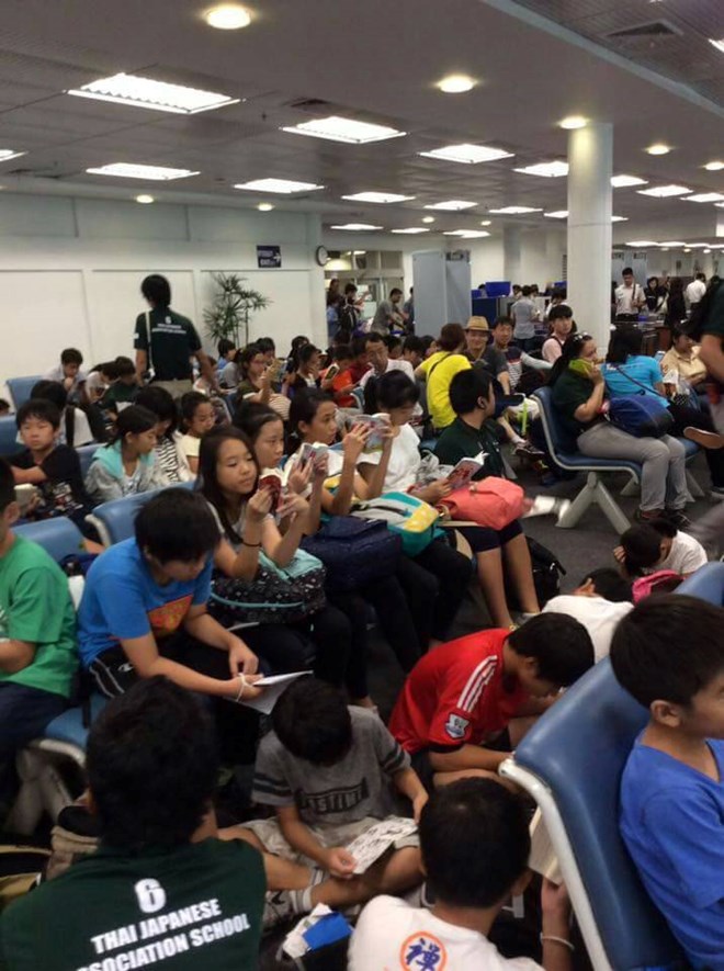 Trầm trồ trước cảnh học sinh Nhật Bản đồng loạt đọc sách tại sân bay - Ảnh 2.