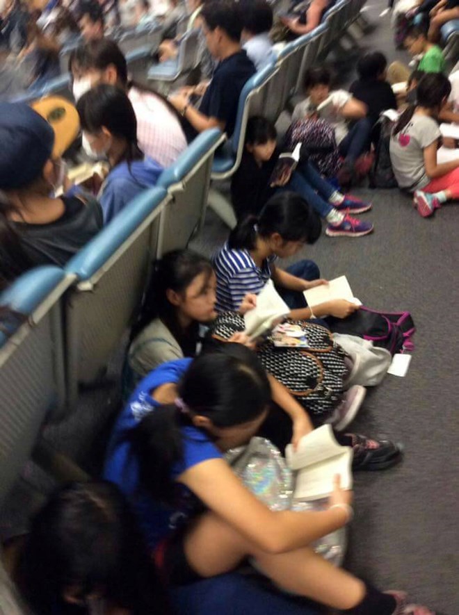 Trầm trồ trước cảnh học sinh Nhật Bản đồng loạt đọc sách tại sân bay - Ảnh 4.
