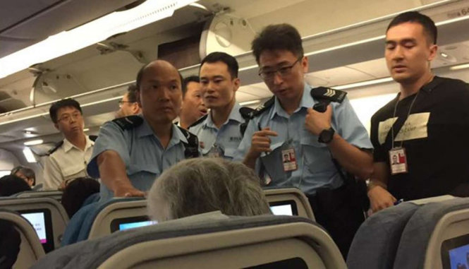 Cảnh sát Hong Kong có mặt để bắt giữ vị nữ hành khách 36 tuổi người Trung Quốc - Ảnh: SMCP