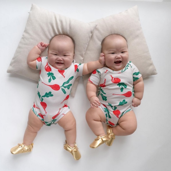 Sinh đôi: Hai em bé xinh đẹp này là chứng nhận cho sự hiếm có của sinh đôi. Hãy cùng nhìn ngắm tấm ảnh để thấy được sự đồng điệu và đáng yêu của cặp sinh đôi này.