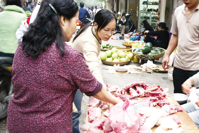 Thịt lợn là loại thực phẩm chính trong bữa ăn của nhiều gia đình. Ảnh: Chí Cường