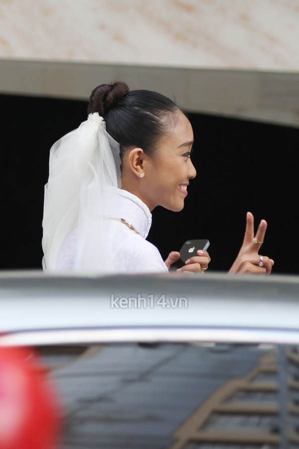 chu-re-tay-cua-doan-trang-dien-ao-dai-trang