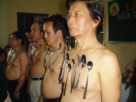 Kỳ lạ m&agrave;n biểu diễn cơ thể &ldquo;h&uacute;t&rdquo; kim loại