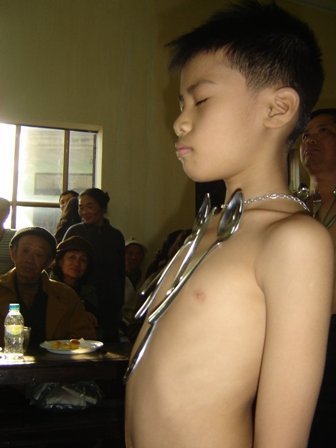 Kỳ lạ m&agrave;n biểu diễn cơ thể &ldquo;h&uacute;t&rdquo; kim loại