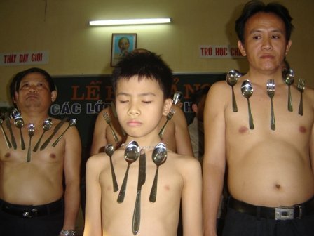 Kỳ lạ m&agrave;n biểu diễn cơ thể &ldquo;h&uacute;t&rdquo; kim loại