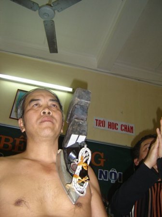 Kỳ lạ m&agrave;n biểu diễn cơ thể &ldquo;h&uacute;t&rdquo; kim loại