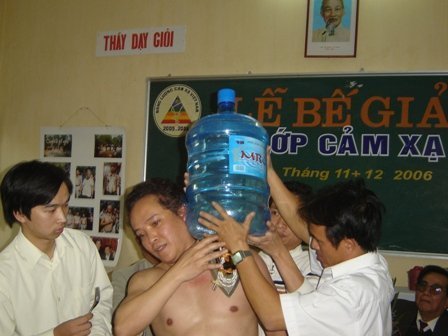Kỳ lạ m&agrave;n biểu diễn cơ thể &ldquo;h&uacute;t&rdquo; kim loại