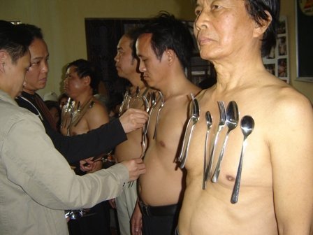 Kỳ lạ m&agrave;n biểu diễn cơ thể &ldquo;h&uacute;t&rdquo; kim loại