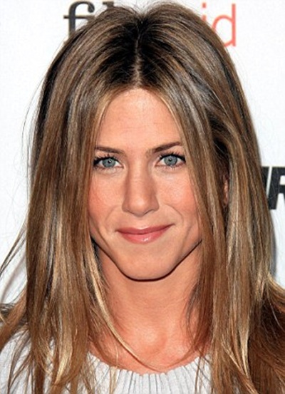 Jennifer Aniston lộ nhũ hoa và bị nghi độn cằm 