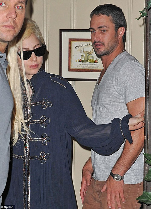 Lady Gaga v&agrave; bạn trai c&ugrave;ng nude dưới nước 