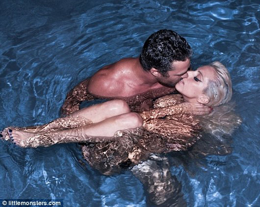 Lady Gaga v&agrave; bạn trai c&ugrave;ng nude dưới nước 