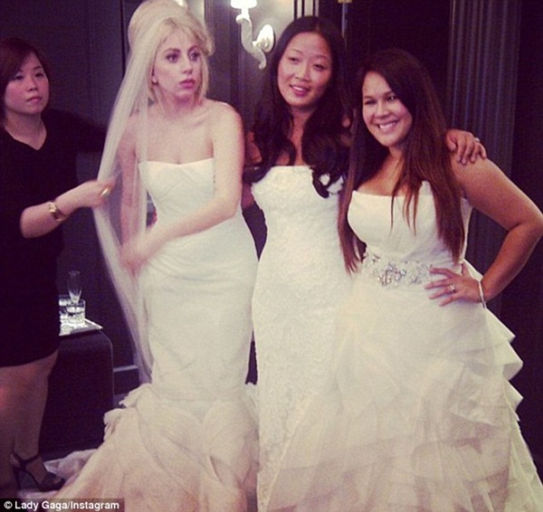 Bất ngờ lộ ảnh Gaga thử váy cưới 