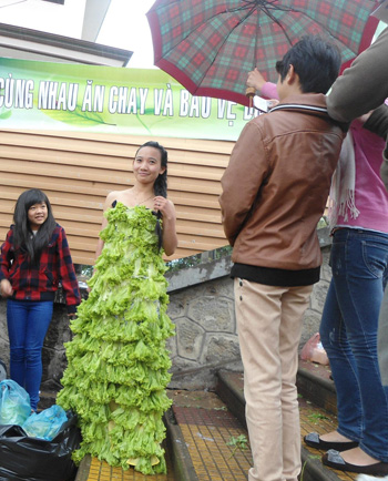 Đà Lạt: Một cô gái mặc váy rau xanh
