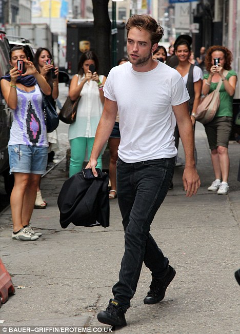 Fan nữ đổ xô ra đường vì Robert Pattinson