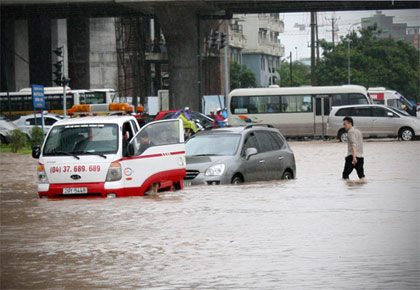  L&agrave;m thế n&agrave;o l&aacute;i xe an to&agrave;n trong trời mưa b&atilde;o? 