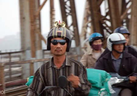 Tôn vinh tinh thần trách nhiệm và sự quan tâm đến an toàn khi lái xe của người Việt, những hình ảnh đội mũ bảo hiểm và ô tô sẽ khiến bạn cảm thấy động lòng vào mỗi lần xem.