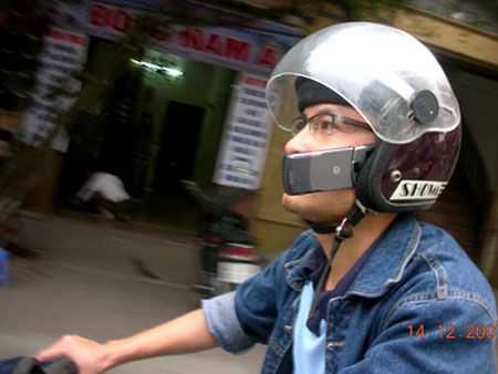 Chết cười với kiểu đội mũ bảo hiểm của người Việt