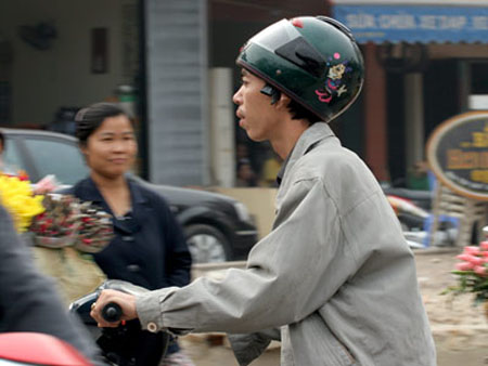 Chết cười với kiểu đội mũ bảo hiểm của người Việt