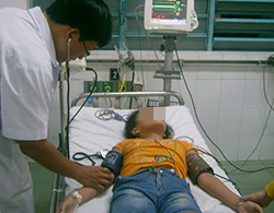 Bé gái 11 tuổi tự mua thuốc cảm uống Bé gái 11 tuổi tự mua thuốc cảm uống