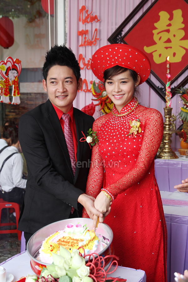 Người y&ecirc;u cũ Diệu Hương l&ecirc;n xe hoa c&ugrave;ng hotgirl