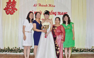 Thầy gi&aacute;o bị tố đ&aacute;nh vợ: Con g&aacute;i tung ảnh bố cặp bồ