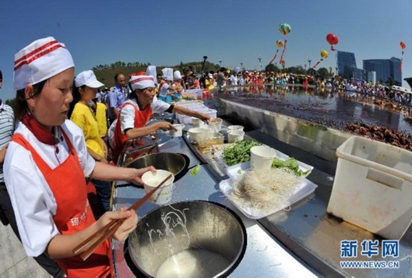 Trung Quốc: Nồi... b&uacute;n ốc to nhất thế giới