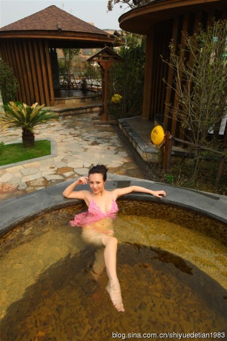 Can Lộ Lộ khoe ảnh mặc bikini hồng mỏng manh