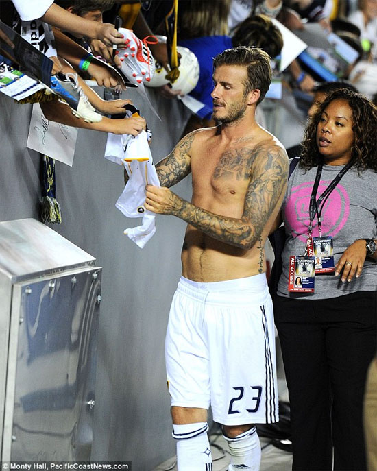 David Beckham lưng trần ôm fan nữ