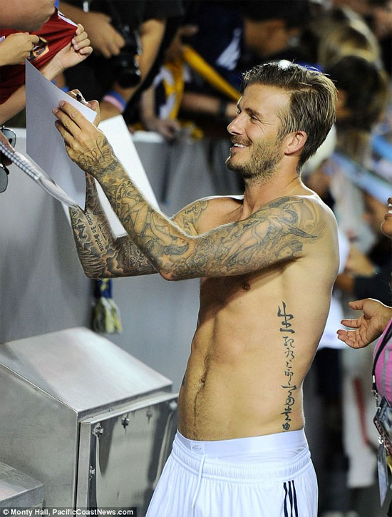 David Beckham lưng trần ôm fan nữ