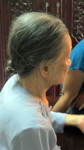 Hà Nội: Đau lòng cụ bà 82 tuổi bị con trai hành hung