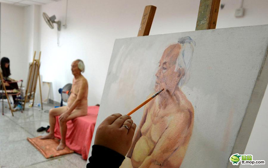 Cụ già bị con từ mặt vì làm mẫu nude ở tuổi 84 