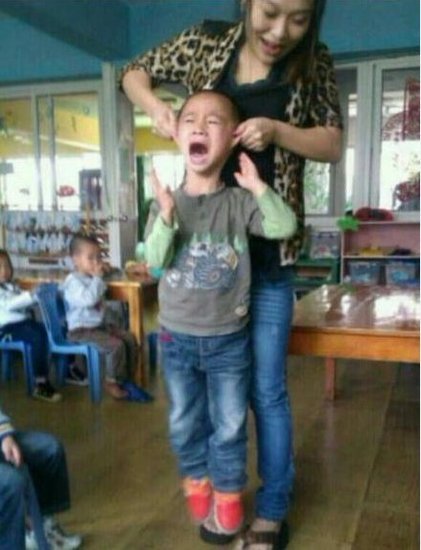 GV mầm non n&eacute;m học sinh v&agrave;o th&ugrave;ng r&aacute;c, chụp ảnh quay phim  1