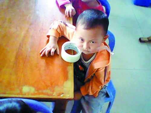 GV mầm non n&eacute;m học sinh v&agrave;o th&ugrave;ng r&aacute;c, chụp ảnh quay phim  3